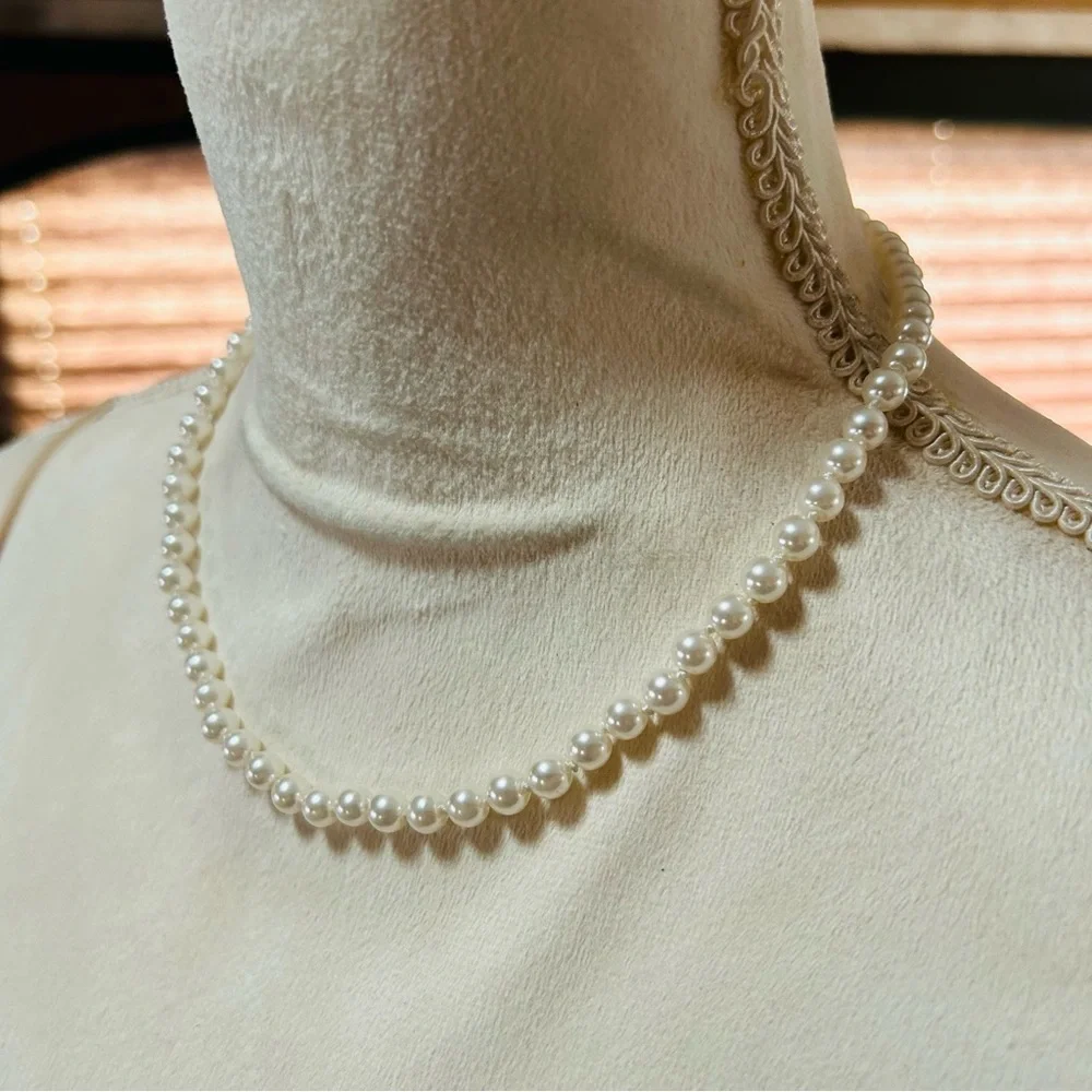 Vintage 6mm hand knotted white glass pearl necklace - Picture 3 of 7